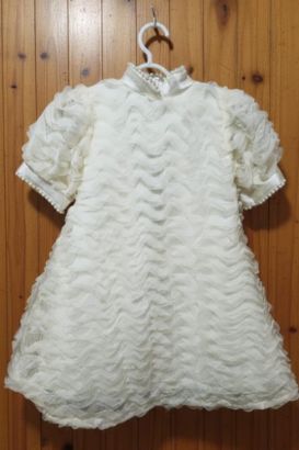 صورة فستان سهرة بيج وتل مع الكسرات الانيقه